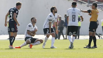 Futbol, Colo Colo vs Universidad de Chile
Fecha 13, campeonato nacional 2019
El jugador de Universidad de Chile Angelo Henriquez golpea a Juan Manuel Insaurralde de Colo Colo durante el partido de primera division realizado en el estadio Nacional de Santiago, Chile.
18/05/2019
Ramon Monroy/Photosport
Football, Colo Colo vs Universidad de Chile
13th date, National Championship 2019
Universidad de Chile's player Angelo Henriquez battles for the ball against JJuan Manuel Insaurralde of Colo Colo during the first division match held at the National stadium in Santiago, Chile.
18/05/2019
Ramon Monroy/Photosport