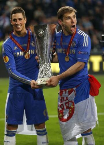 Los goleadores del partido, Fernando Torres e Ivanovic, con el trofeo.