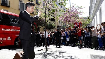 Lewandowski, ayer, entrando al hotel en Madrid.