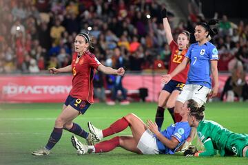 1-0. Asistencia de Olga Carmona, desde la banda izquierda, al corazón del área francesa en donde aparece Aitana Bonmatí y la actual Balón de Oro, anota el primer gol de España.