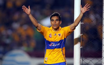 SOCCER/FUTBOL
TORNEO CLAUSURA 2009
TIGRES VS GUDALAJARA
MEXSPORT DIGITAL IMAGE
21 March 2009:  Action photo of Omar Bravo of Tigres, during the week game 11 of 2009 Torneo de Clausura./Foto de accion de Omar Bravo de Tigres, durante juego de la semana 11 Torneo Clausura 2009. MEXSPORT/EDGAR QUINTANA