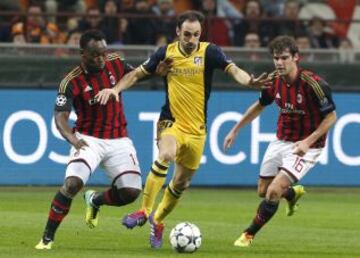 Juanfran entre Michael Essien y Andrea Poli.