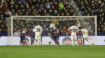 El jugador del Real Madrid, Benzema, marca el 0-1 de penalti. 