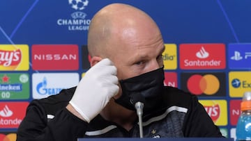 El entrenador del Brujas, Philippe Clement, llega con máscara y guantes a su rueda de prensa en Rusia.