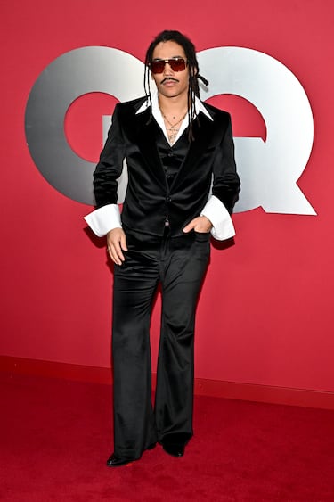 Luka Sabbat posa en la alfombra roja de la gala 'Hombres del año 2025' de GQ en Los Ángeles.