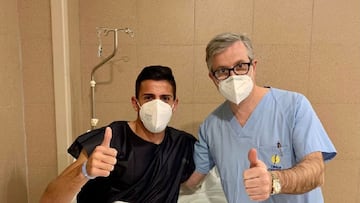 Pablo Chavarría con el doctor Manuel Leyes después de la operación.