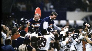 Mike Ditka en hombros tras ganar la Super Bowl XX.