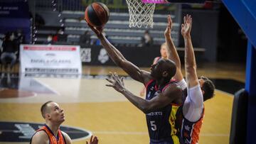 ANDORRA LA VELLA, 28/02/2021.- El alero francés del equipo andorrano, Bandja Sy (d), intenta una canasta ante Klemen Prepelic (i), escolta islandés del Valéncia Basket, durante el partido correspondiente a la vigesimocuarta jornada de la Liga Endesa disputado este domingo en el Polideportivo de Andorra. EFE/Fernando Galindo