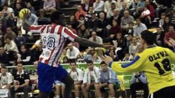 <b>IMPARABLE. </b>Abalo logra un gol al contragolpe ante Oliva.