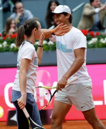 El tenista español Rafael Nadal junto a la extenista suiza Martina Hingis, durante el Charity Day, un acto solidario que une a tenistas y famosos para recaudar fondos, dentro de la XV edición del Mutua Madrid Open que se inicia hoy en la Caja Mágica de Madrid. 