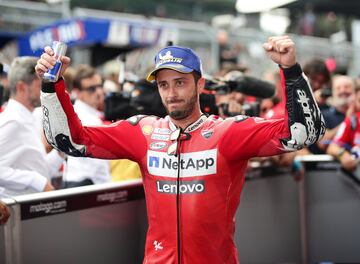 Andrea Dovizioso le ha ganado a Márquez en el Gran Premio de Austria en la última curva una batalla donde se han jugado el triunfo y el orgullo. Le recorta cinco puntos. 