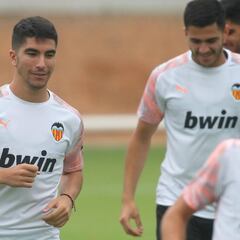 Carlos Soler sufre una lesión en el ligamento lateral del tobillo derecho