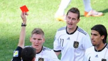 <b>UNDIANO MALLENCO. </b>Undiano tuvo mano de hierro con Klose, al que expulsó, como se aprecia en la imagen, en el minuto 36.