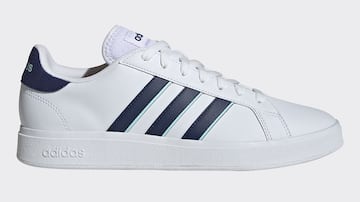 Zapatillas Adidas Grand Court blancas.