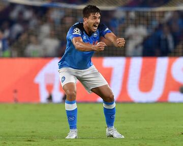 3-0. Giovanni Simeone celebra el tercer gol.