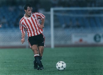 Llegó al Barcelona procedente de la Real Sociedad en 1990, donde estaría hasta 1994. Ese mismo año fichó por el Athletic y jugó allí hasta 1998.