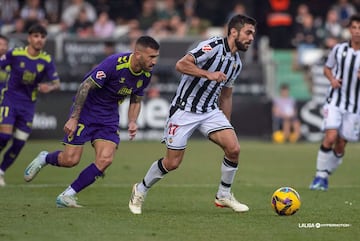 Dioni perdigue a Salva Ruiz, que lleva el balón.,