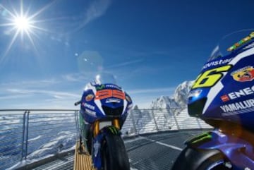 Sesi¨®n de fotos de la Yamaha YZR-M1s de Jorge Lorenzo y Valentino Rossi en Punta Helbronner con el Mont Blanc (4,810 m) de fondo.