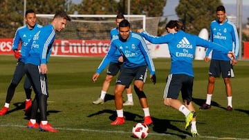 Luka Modric mantiene el bal&oacute;n en un rondo con Casemiro en el centro durante el entrenamiento del Real Madrid.