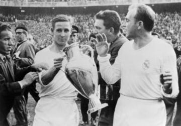 Raymond Kopa y Alfredo Di Stéfano posan con la que serí­a la segunda Copa de Europa conseguida por el Real Madrid en 1957 tras vencer en la final a la Fiorentina en el Santiago Bernabéu. 