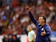 AME1710. GUADALAJARA (MÉXICO), 07/03/2026.- El entrenador de Guadalajara, Gabriel Milito, dirige este sábado, en un partido de la jornada 10 del torneo apertura 2026 de la Liga MX entre Atlas y Guadalajara en el Estadio Jalisco, en Guadalajara (México). EFE/ Francisco Guasco