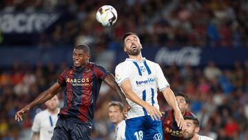 Los jugadores de UD Levante y CD Tenerife luchan por un balón aéreo.