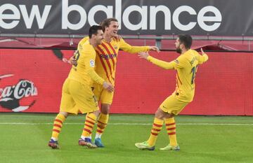 1-3. Leo Messi celebró el tercer gol con Antoine Griezmann y Jordi Alba.