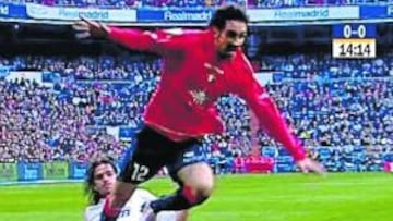Juanfran se marcha en velocidad por la banda derecha. Se adentra en el área y Gago llega al cruce tarde. El argentino se lanza al suelo y barre al osasunista claramente. Pérez Burrull no pita penalti y le muestra tarjeta amarilla.