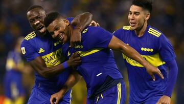 Boca Juniors' Frank Fabra (C) celebrates with teammates after scoring against Rosario Central during the Argentine Professional Football League match at the Jose Amalfitani stadium in Buenos Aires, on February 20, 2022. (Photo by ALEJANDRO PAGNI / AFP)