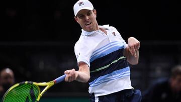 Sam Querrey devuelve una bola ante Jeremy Chardy durante su partido en el Rolex Paris Masters de 2019.