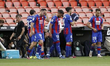 La nota triste del fútbol de Primera, en este 2021 la protagonizaron Huesca, Valladolid y Eibar. Los armeros fueron los primeros en certificar su descenso a Segunda. Huesca y Valladolid lo hicieron en la última jornada, tras empatara los oscenses con el Valencia y los castellano perder con el Atlético. 