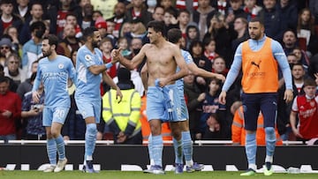 Rodri Hern&aacute;ndez es felicitado por Riyad Mahrez por su gol de la victoria ante el Arsenal en el minuto 93.