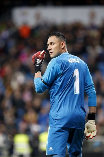 Es evidente que para la portería, Zidane, preferirá que Keylor Navas haya resuelto su marcha (lo pretenden el PSG y el United), dado que lo contrario sacudiría su conciencia. El francés prefería al tico, pero el club le convenció de que era preferible mantener a Courtois.