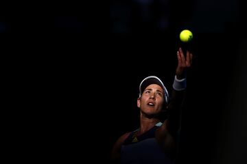 Garbiñe Muguruza venció en un gran partido (7-6 (8) y 7-5) a Simona Halep. Tras tal gesta de la venezolana esta se convierte tras, Arantxa Sánchez Vicario (1994 y 1995) y Conchita Martínez (1998), en la tercera española en jugar una final en Melbourne.