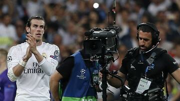 Una cámara de televisión sigue a Bale sobre el césped del Santiago Bernabéu.
