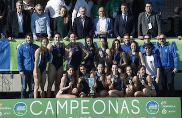 El CN Sabadell posa con la Copa de la Reina.