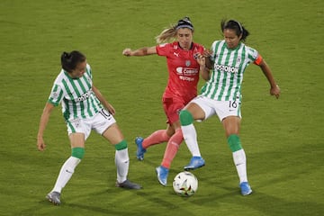 Clásico entre los equipos de Medellín por la fecha 7 del grupo B de la Liga Femenina. 2-1 para el verde.