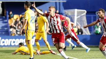 Nikola Maras ya es propiedad del Almería.