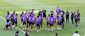 La charla de Carlo Ancelotti sobre el césped de La Cartuja previa al último entrenamiento del Real Madrid antes de la final de Copa contra Osasuna.
