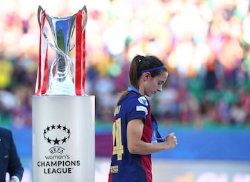 Aitana Bonmat desolada tras recibir la medalla de subcampeona de la Champions League.