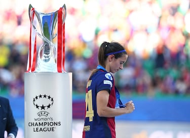 Aitana Bonmatí desolada tras recibir la medalla de subcampeona de la Champions League.