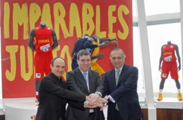 La Federación Española de Baloncesto (FEB) presentó las nuevas equipaciones Nike para las selecciones españolas, que están hechas de un tejido más ligero, aprovechando el reciclaje de botellas.