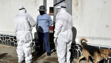 Health workers carry out a door-to-door visit to check for possible cases of COVID-19, within the coronavirus pandemic, on July 4, 2020, in El Alto, Bolivia. (Photo by AIZAR RALDES / AFP)