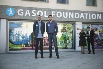 Marc y Pau Gasol durante la inauguración de la sede mundial de la Gasol Foundation en Sant Boi, su población natal.