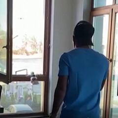 Ex-Barça player Malcom has MVP award delivered... by drone