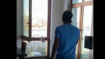 Sólo podía pasar en Rusia: un dron entrega a un ex del Barça el premio al MVP del mes