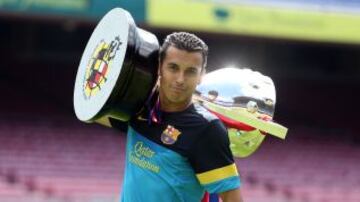 Pedro posando con la Copa de la Liga