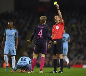 El ¨¢rbitro h¨²ngaro Viktor Kassai mostr¨® la cartulina amarilla a Ivan Rakitic.