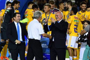 Ricardo Ferretti recibiendo la medalla de campeón en el más reciente título de Tigres.