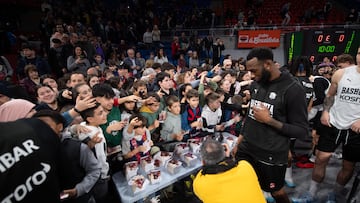 Donta Hall con la afición.